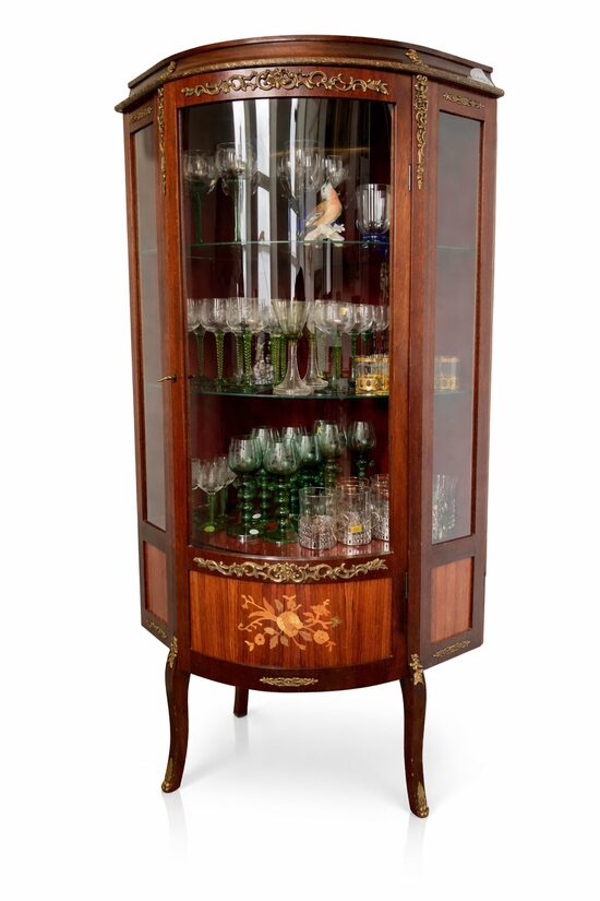 Stūra vitrīna Luija XIV stilā